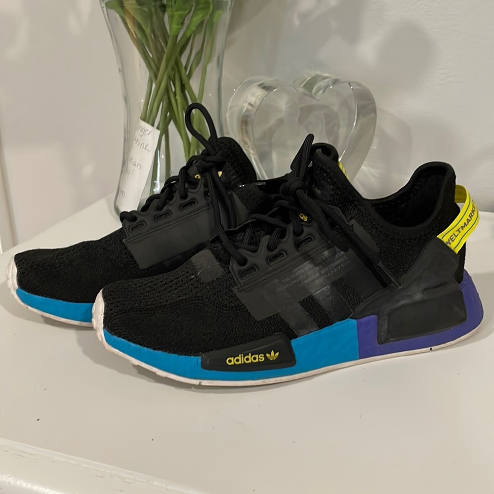 Adidas sneaker - lightly worn